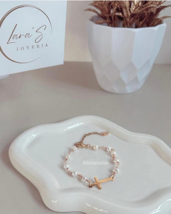 Pulsera con perla naturales, dije en forma de cruz. - Imagen 2