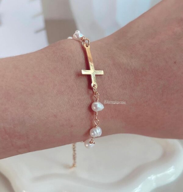 Pulsera con perla naturales, dije en forma de cruz.