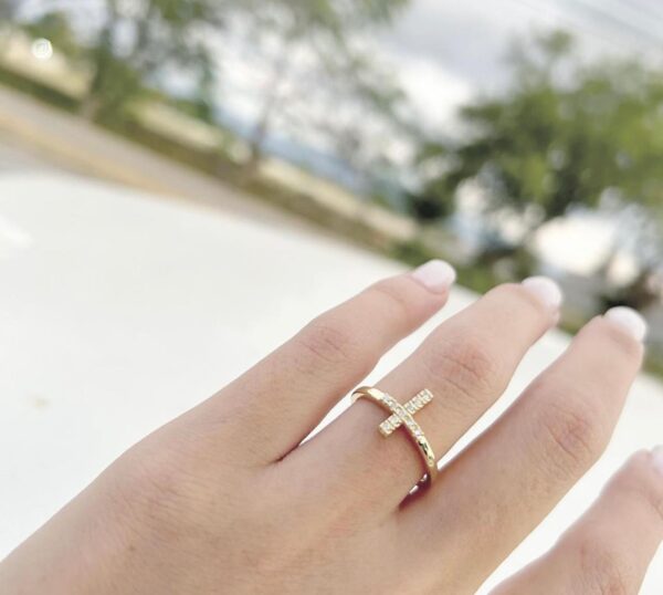 Anillo ajustable en forma de cruz.